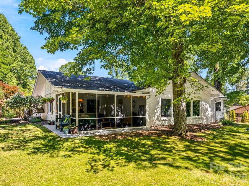 106 Skyway Drive, Hendersonville, NC 28739.  MLS# CAR4394945, YatesRealty ID 33672. 