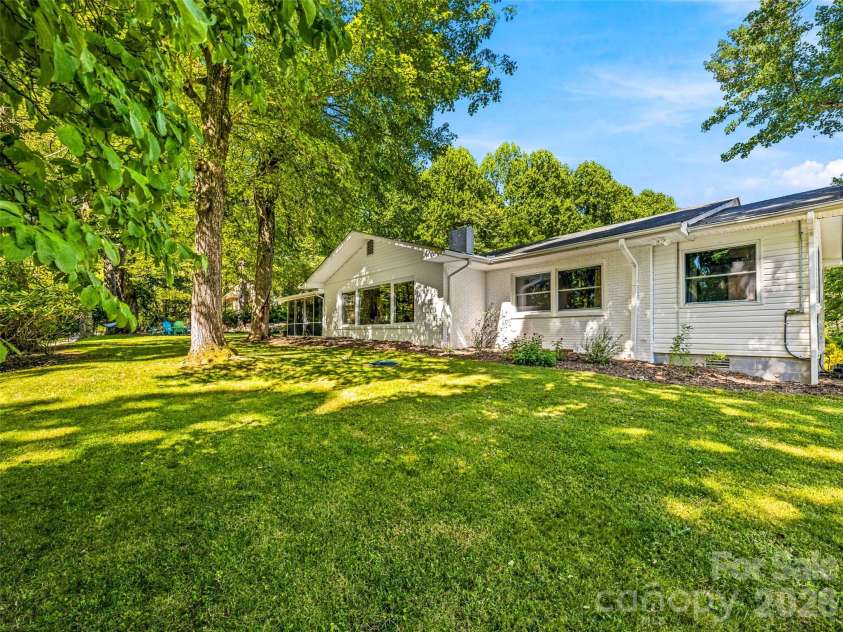 106 Skyway Drive, Hendersonville, NC 28739.  MLS# CAR4394945, YatesRealty ID 33672. 