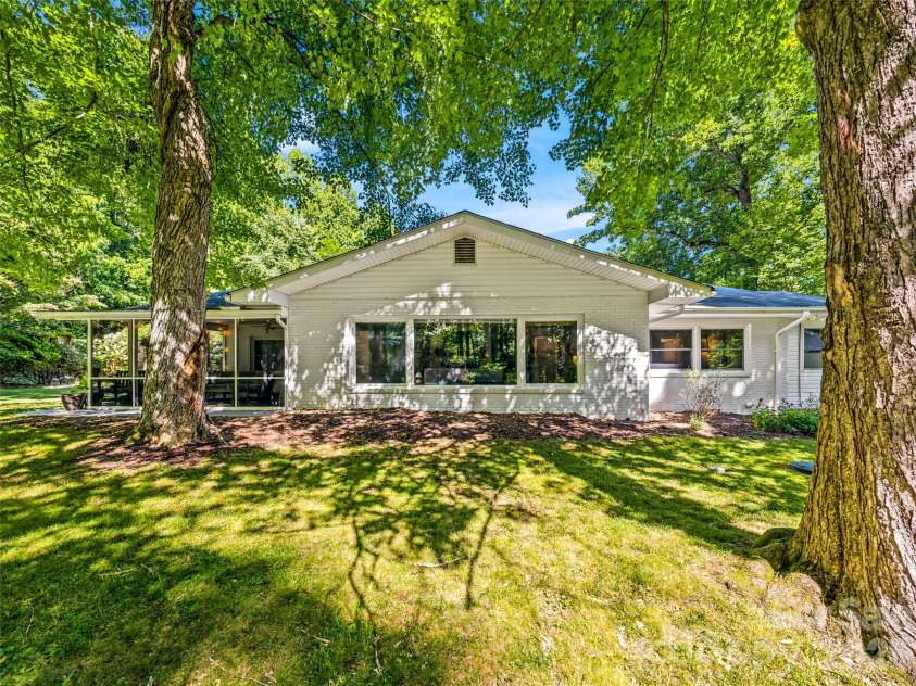 106 Skyway Drive, Hendersonville, NC 28739.  MLS# CAR4394945, YatesRealty ID 33672. 