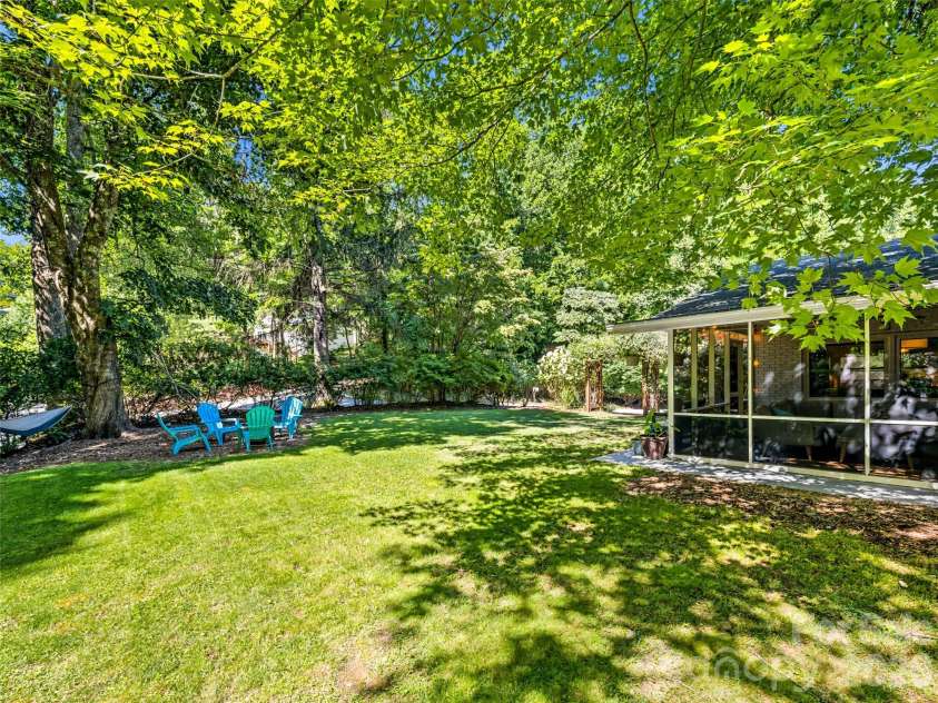 106 Skyway Drive, Hendersonville, NC 28739.  MLS# CAR4394945, YatesRealty ID 33672. 