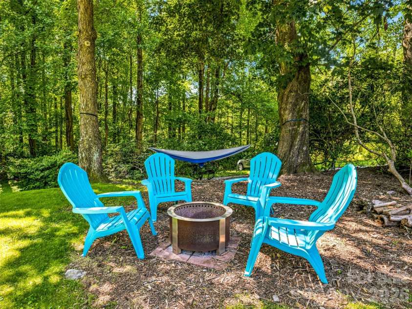 106 Skyway Drive, Hendersonville, NC 28739.  MLS# CAR4394945, YatesRealty ID 33672. 
