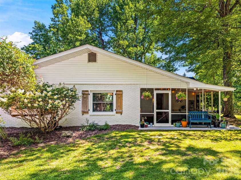 106 Skyway Drive, Hendersonville, NC 28739.  MLS# CAR4394945, YatesRealty ID 33672. 