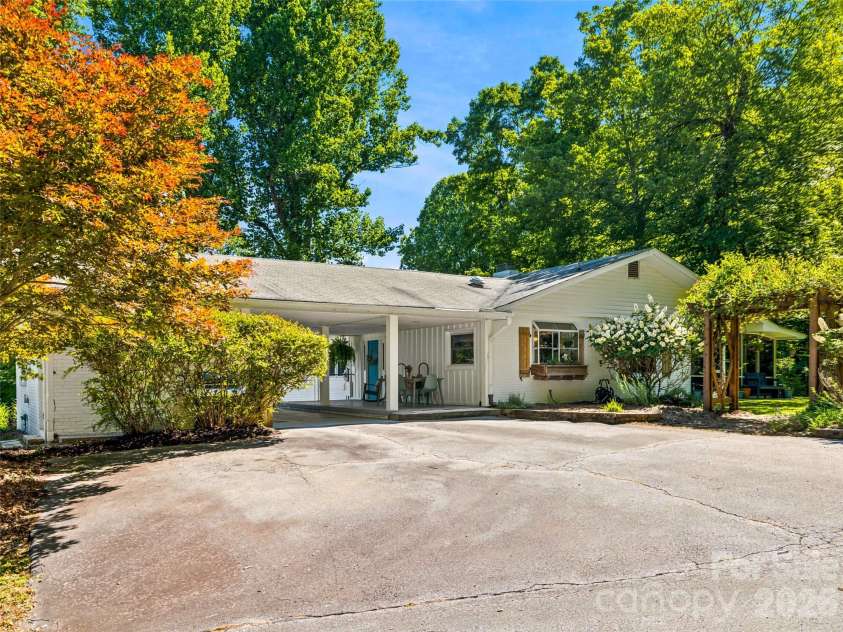 106 Skyway Drive, Hendersonville, NC 28739.  MLS# CAR4394945, YatesRealty ID 33672. 