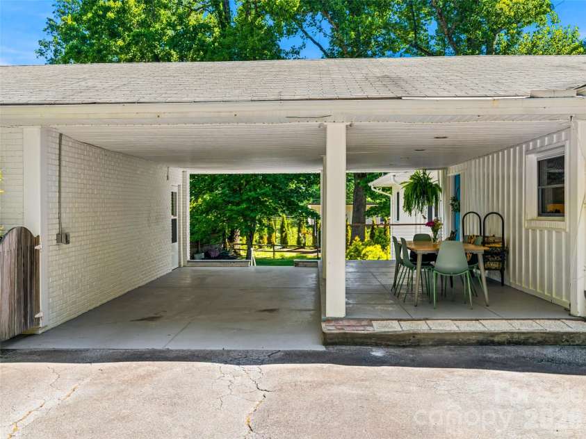 106 Skyway Drive, Hendersonville, NC 28739.  MLS# CAR4394945, YatesRealty ID 33672. 