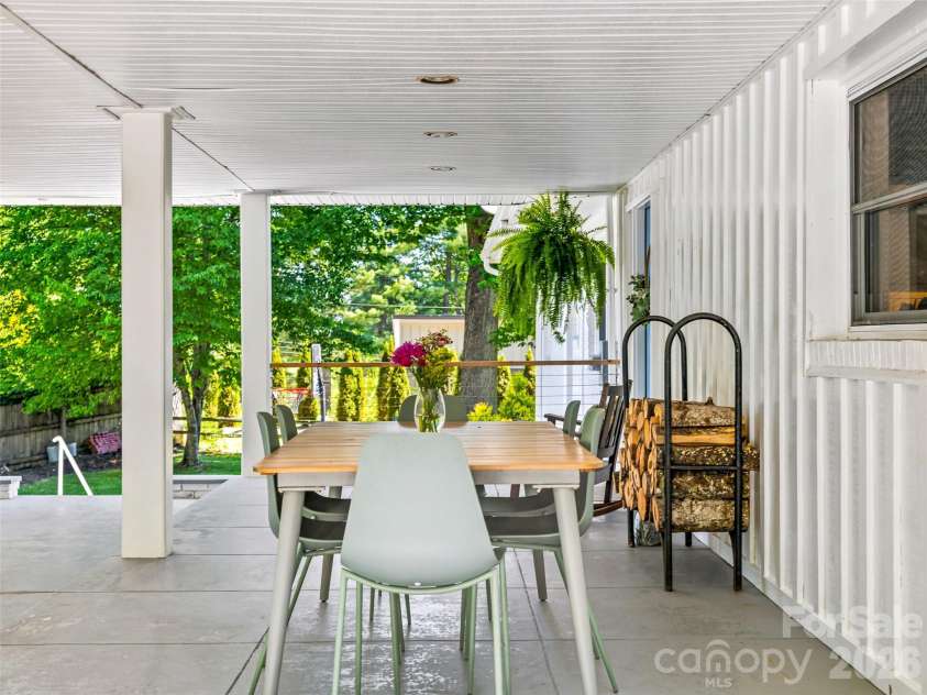 106 Skyway Drive, Hendersonville, NC 28739.  MLS# CAR4394945, YatesRealty ID 33672. 