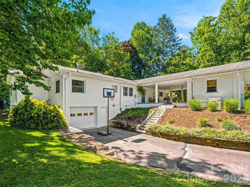 106 Skyway Drive, Hendersonville, NC 28739.  MLS# CAR4394945, YatesRealty ID 33672. 