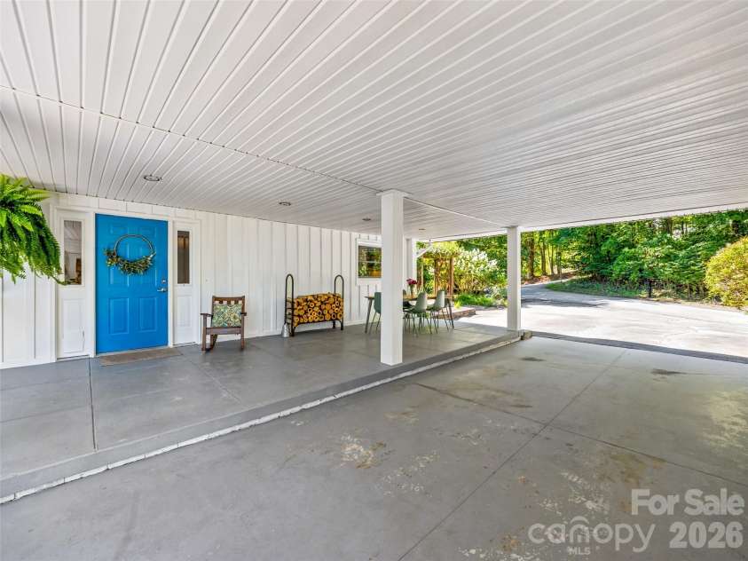 106 Skyway Drive, Hendersonville, NC 28739.  MLS# CAR4394945, YatesRealty ID 33672. 