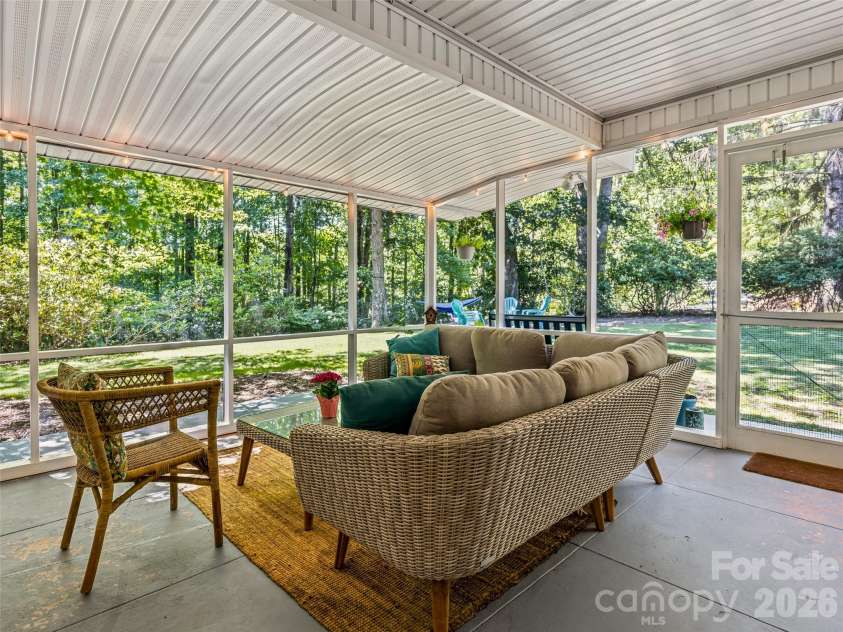 106 Skyway Drive, Hendersonville, NC 28739.  MLS# CAR4394945, YatesRealty ID 33672. 