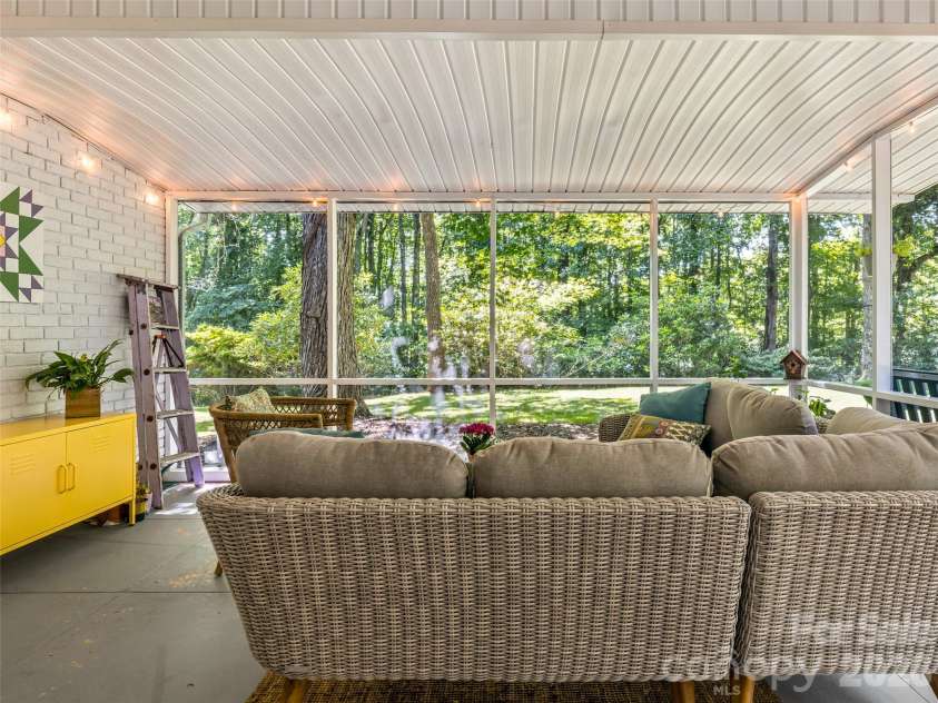 106 Skyway Drive, Hendersonville, NC 28739.  MLS# CAR4394945, YatesRealty ID 33672. 