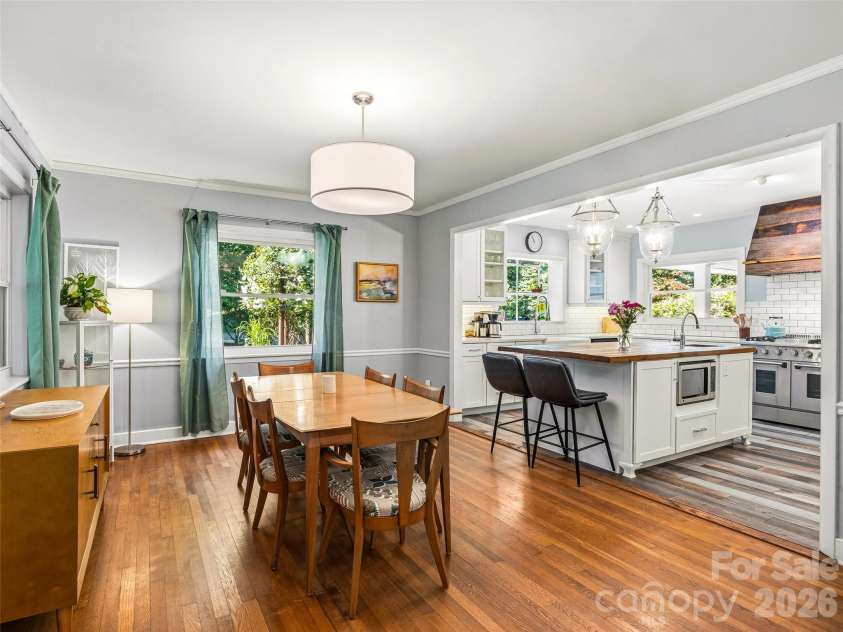 106 Skyway Drive, Hendersonville, NC 28739.  MLS# CAR4394945, YatesRealty ID 33672. 