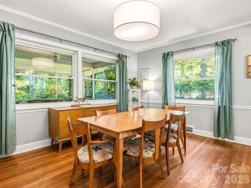 106 Skyway Drive, Hendersonville, NC 28739.  MLS# CAR4394945, YatesRealty ID 33672. 