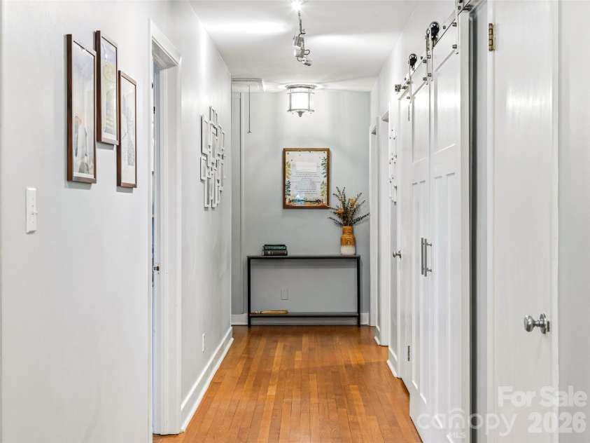 106 Skyway Drive, Hendersonville, NC 28739.  MLS# CAR4394945, YatesRealty ID 33672. 