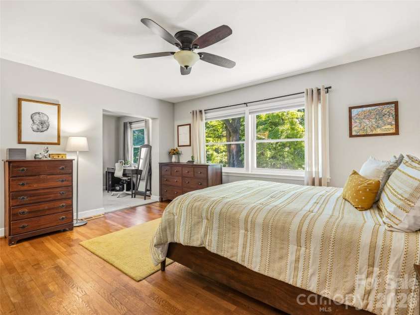 106 Skyway Drive, Hendersonville, NC 28739.  MLS# CAR4394945, YatesRealty ID 33672. 