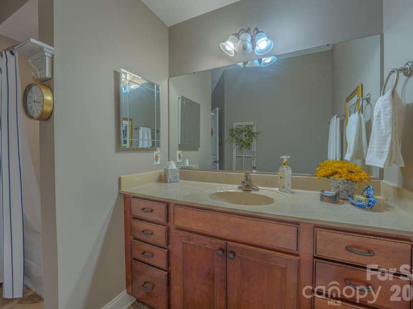 52 Mountain Meadow Circle, Weaverville, NC 28787.  MLS# CAR4394036, YatesRealty ID 33674. 2ND BATH