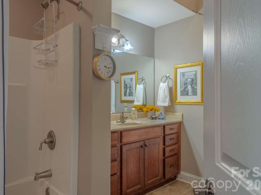 52 Mountain Meadow Circle, Weaverville, NC 28787.  MLS# CAR4394036, YatesRealty ID 33674. 2ND BATH