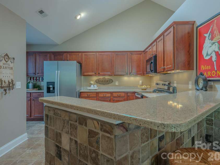 52 Mountain Meadow Circle, Weaverville, NC 28787.  MLS# CAR4394036, YatesRealty ID 33674. KITCHEN