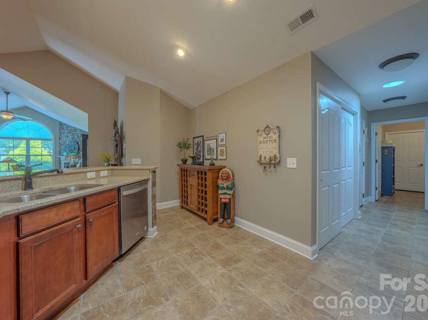 52 Mountain Meadow Circle, Weaverville, NC 28787.  MLS# CAR4394036, YatesRealty ID 33674. KITCHEN
