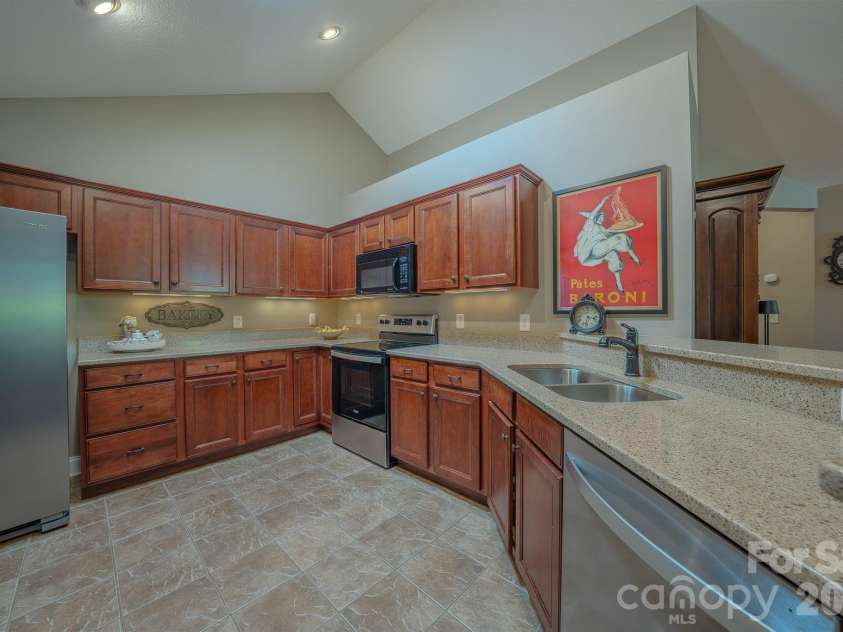 52 Mountain Meadow Circle, Weaverville, NC 28787.  MLS# CAR4394036, YatesRealty ID 33674. KITCHEN