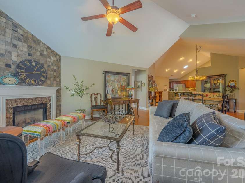 52 Mountain Meadow Circle, Weaverville, NC 28787.  MLS# CAR4394036, YatesRealty ID 33674. LIVING ROOM