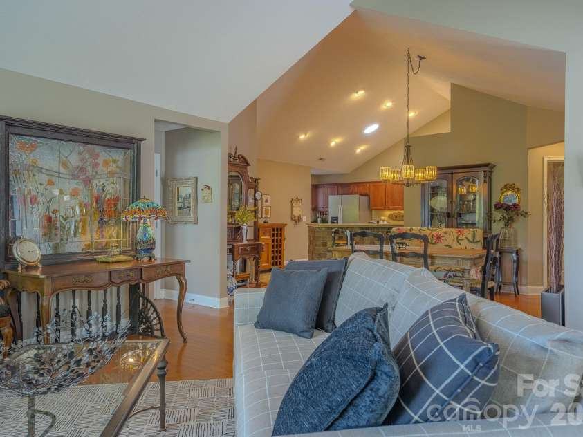 52 Mountain Meadow Circle, Weaverville, NC 28787.  MLS# CAR4394036, YatesRealty ID 33674. LIVING ROOM