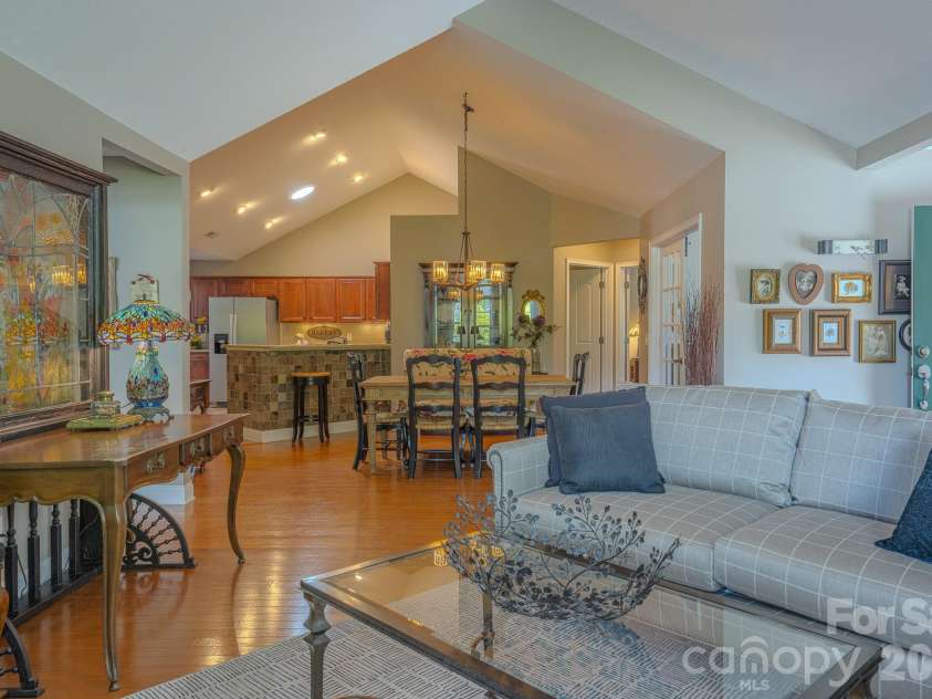 52 Mountain Meadow Circle, Weaverville, NC 28787.  MLS# CAR4394036, YatesRealty ID 33674. LIVING ROOM