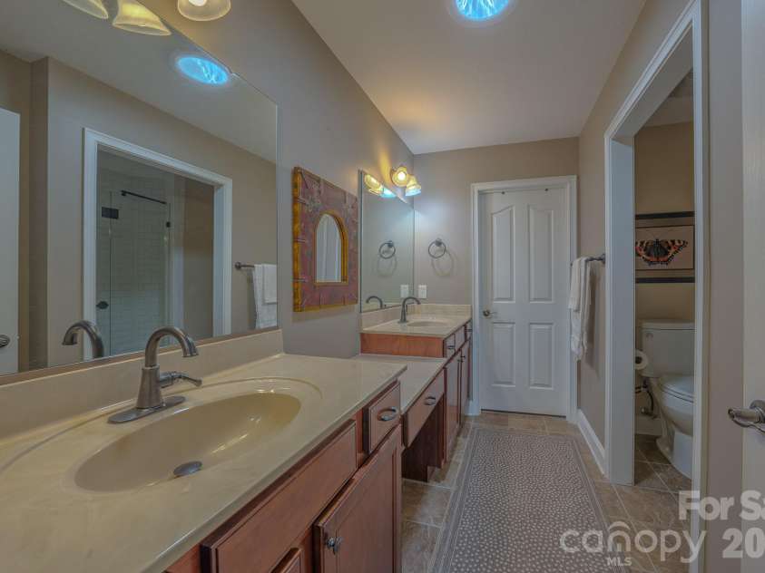 52 Mountain Meadow Circle, Weaverville, NC 28787.  MLS# CAR4394036, YatesRealty ID 33674. MAIN BATH