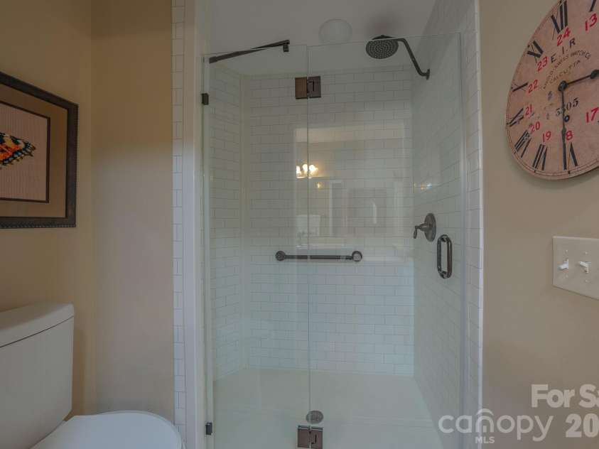 52 Mountain Meadow Circle, Weaverville, NC 28787.  MLS# CAR4394036, YatesRealty ID 33674. MAIN BATH