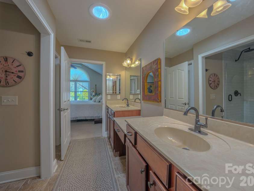 52 Mountain Meadow Circle, Weaverville, NC 28787.  MLS# CAR4394036, YatesRealty ID 33674. MAIN BATH