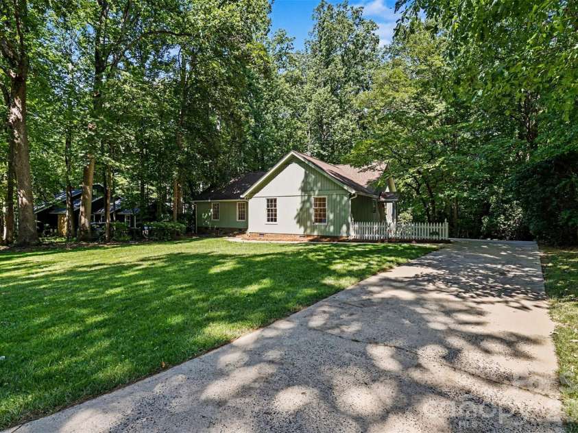319 Kingsley Drive, Charlotte, NC 28270.  MLS# CAR4383389, YatesRealty ID 33675. 