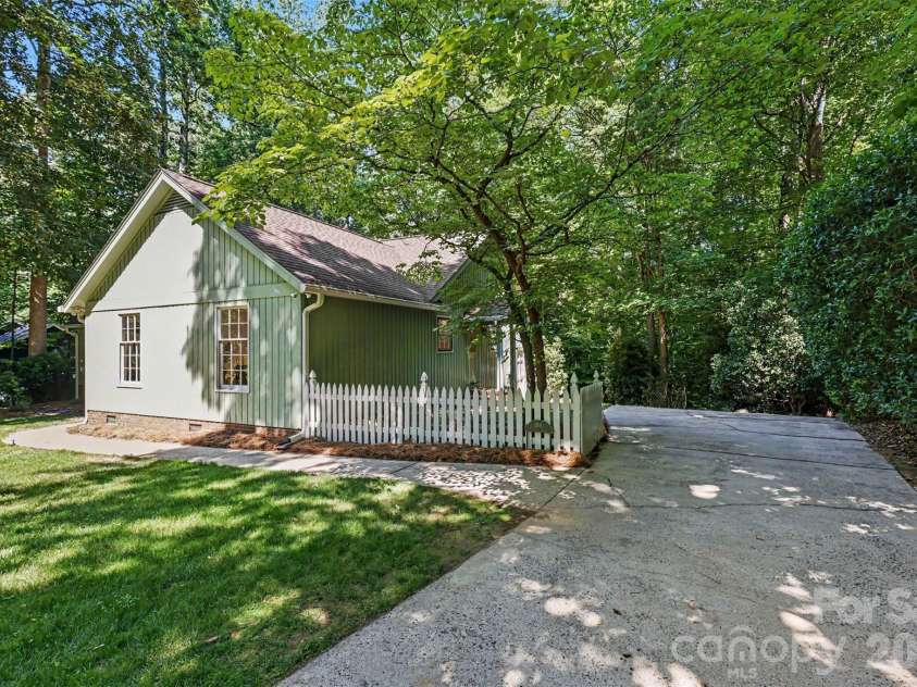319 Kingsley Drive, Charlotte, NC 28270.  MLS# CAR4383389, YatesRealty ID 33675. 