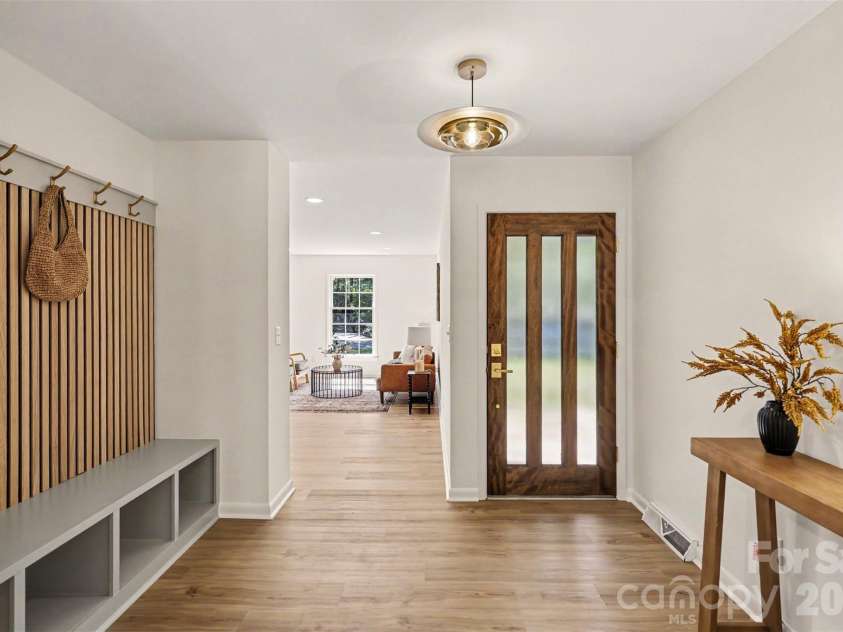 319 Kingsley Drive, Charlotte, NC 28270.  MLS# CAR4383389, YatesRealty ID 33675. Entry