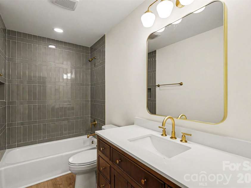 319 Kingsley Drive, Charlotte, NC 28270.  MLS# CAR4383389, YatesRealty ID 33675. Hall Bath