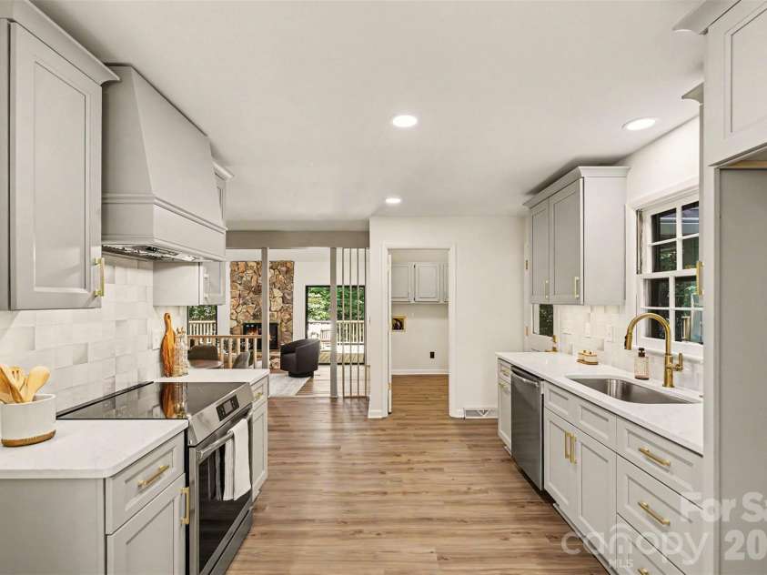 319 Kingsley Drive, Charlotte, NC 28270.  MLS# CAR4383389, YatesRealty ID 33675. Kitchen