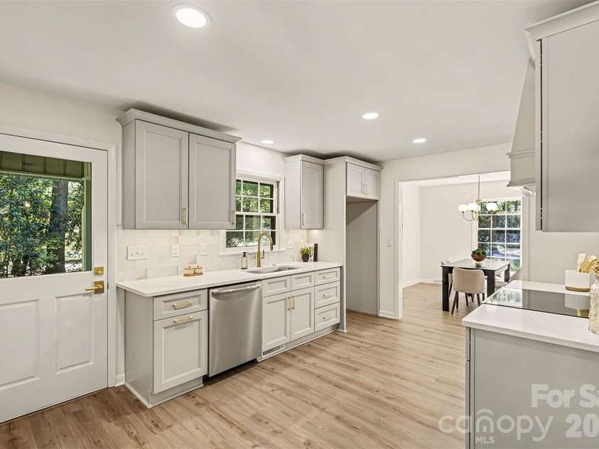 319 Kingsley Drive, Charlotte, NC 28270.  MLS# CAR4383389, YatesRealty ID 33675. Kitchen