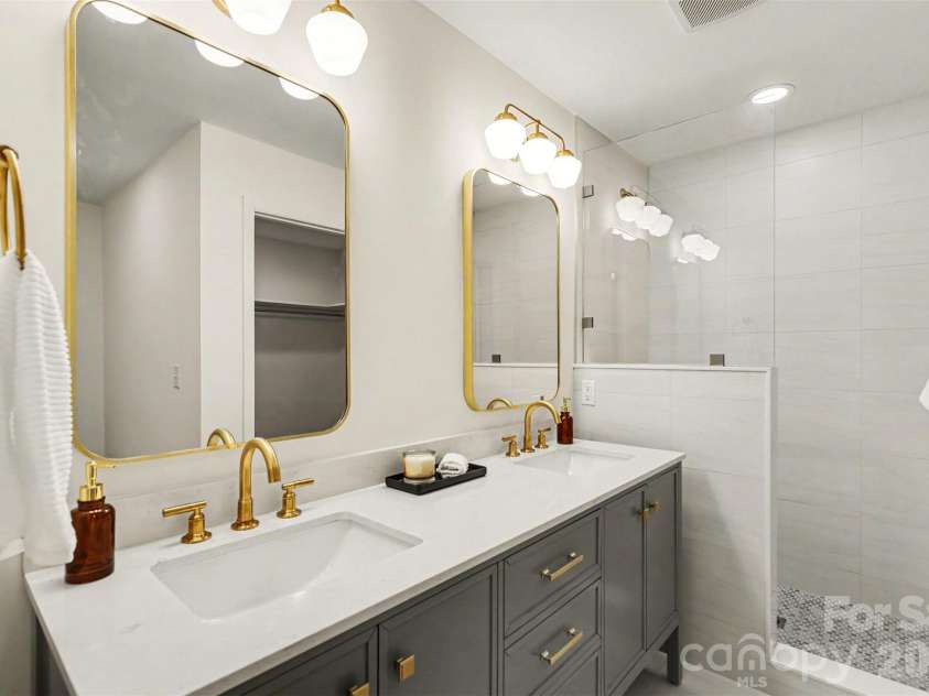 319 Kingsley Drive, Charlotte, NC 28270.  MLS# CAR4383389, YatesRealty ID 33675. Primary Bath
