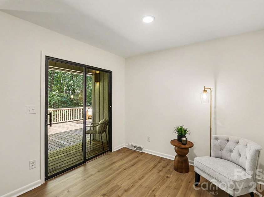 319 Kingsley Drive, Charlotte, NC 28270.  MLS# CAR4383389, YatesRealty ID 33675. Primary Sitting Area