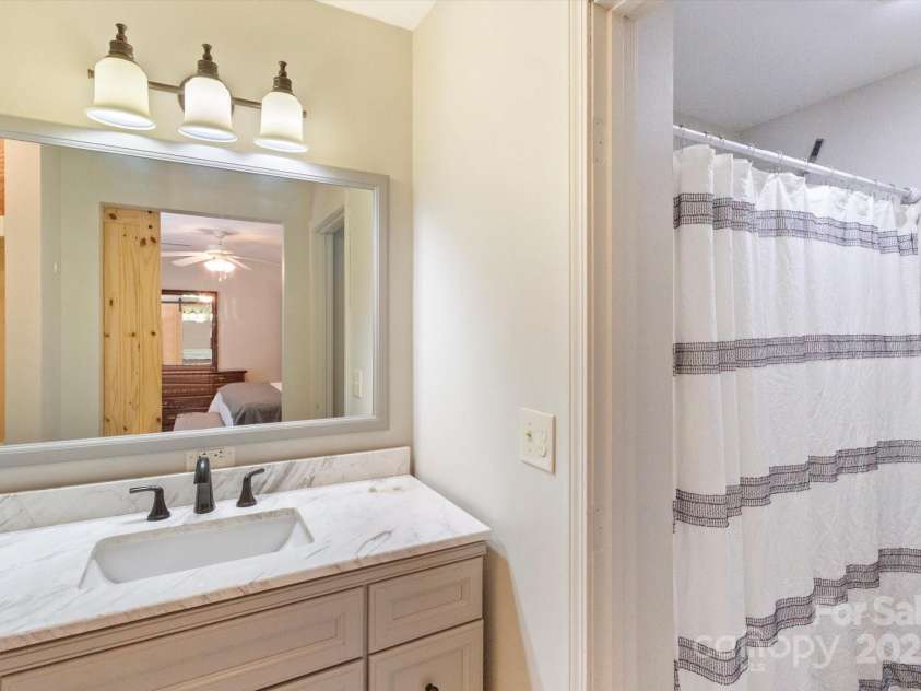 42 Bushwald Lane, Swannanoa, NC 28778.  MLS# CAR4292687, YatesRealty ID 33675. Primary Barthroom