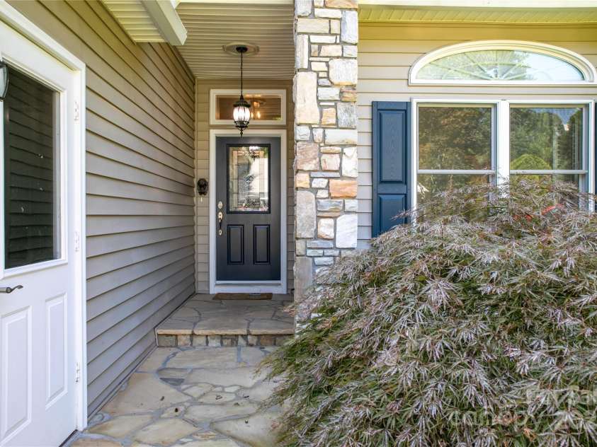 33 Red Fox Lane, Brevard, NC 28712.  MLS# CAR4292614, YatesRealty ID 33678. 