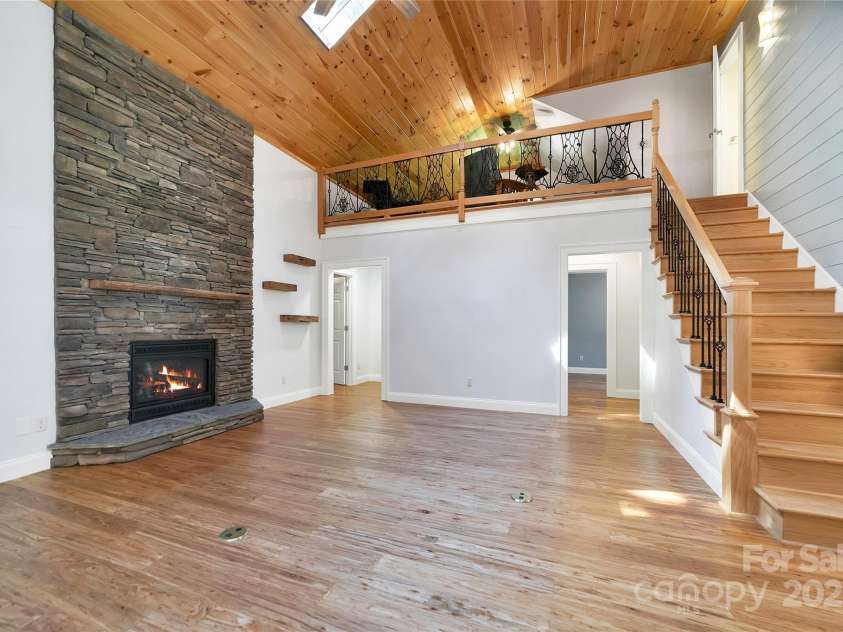 33 Red Fox Lane, Brevard, NC 28712.  MLS# CAR4292614, YatesRealty ID 33678. 