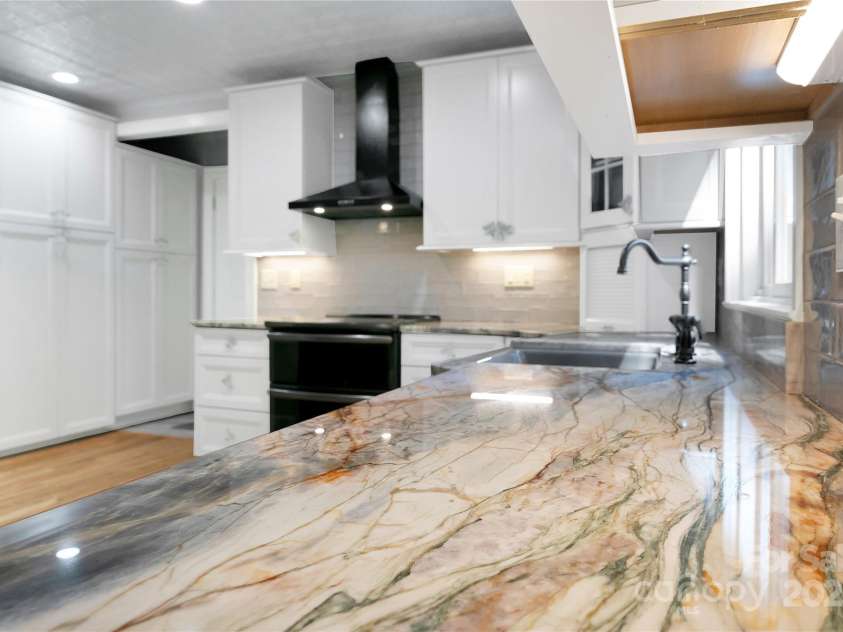 33 Red Fox Lane, Brevard, NC 28712.  MLS# CAR4292614, YatesRealty ID 33678. 