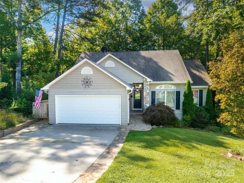 33 Red Fox Lane, Brevard, NC 28712.  MLS# CAR4292614, YatesRealty ID 33678. 