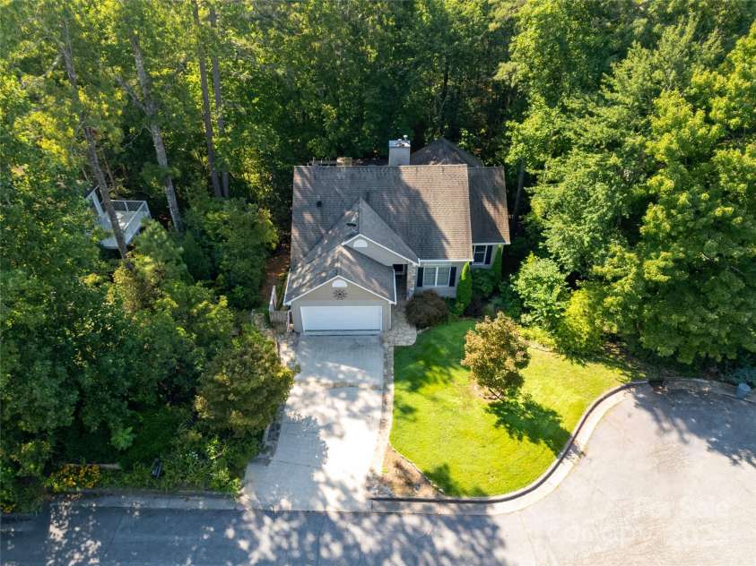 33 Red Fox Lane, Brevard, NC 28712.  MLS# CAR4292614, YatesRealty ID 33678. 