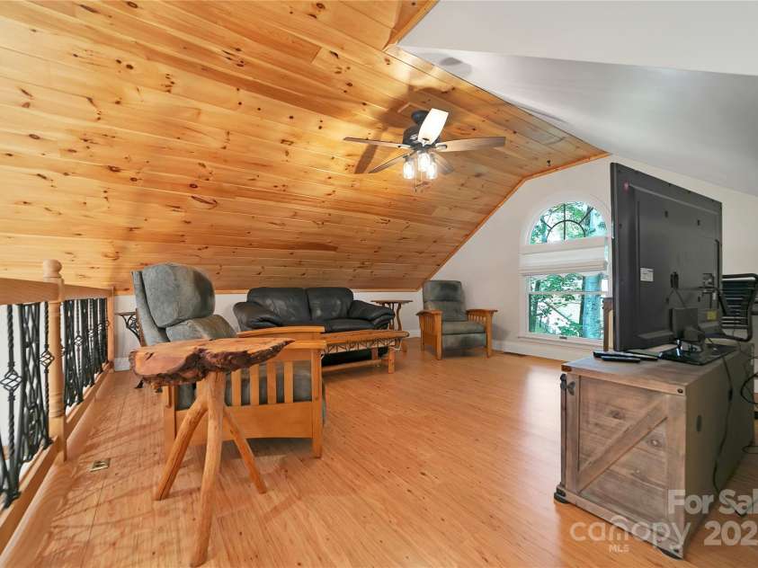 33 Red Fox Lane, Brevard, NC 28712.  MLS# CAR4292614, YatesRealty ID 33678. 