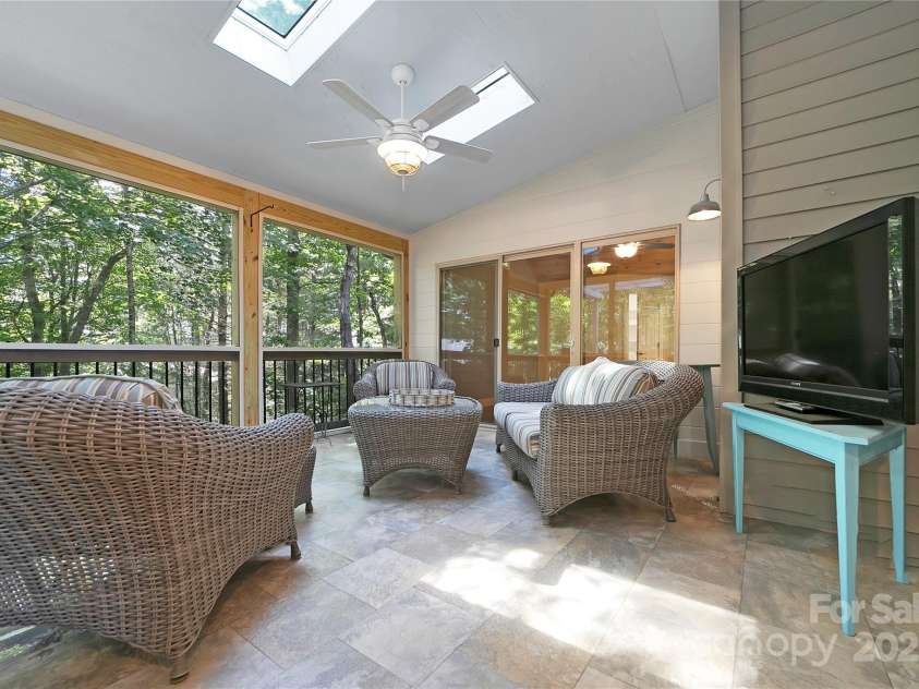 33 Red Fox Lane, Brevard, NC 28712.  MLS# CAR4292614, YatesRealty ID 33678. 