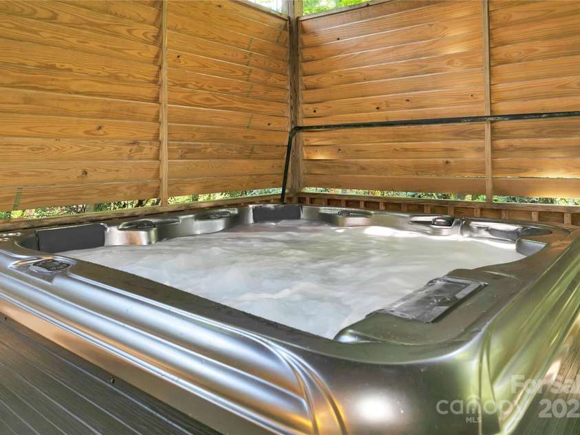 33 Red Fox Lane, Brevard, NC 28712.  MLS# CAR4292614, YatesRealty ID 33678. 