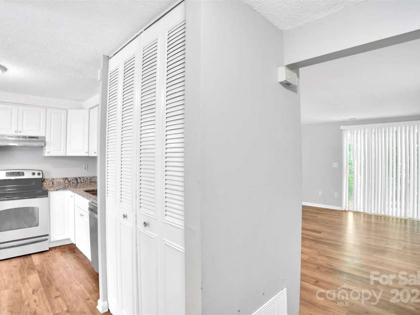 9728 Old Gate Drive, Matthews, NC 28105.  MLS# CAR4291090, YatesRealty ID 33679. 