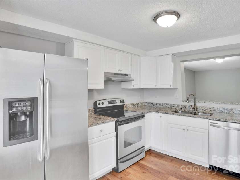 9728 Old Gate Drive, Matthews, NC 28105.  MLS# CAR4291090, YatesRealty ID 33679. 