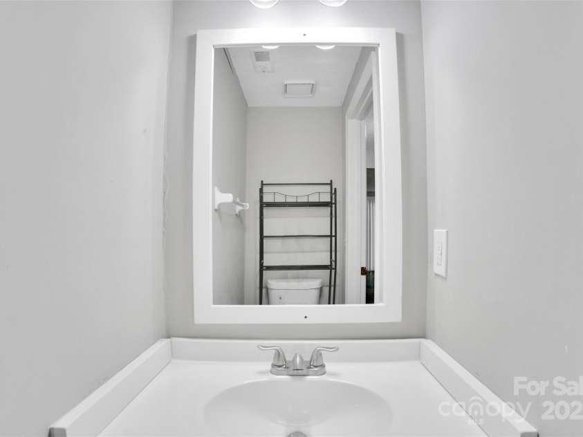 9728 Old Gate Drive, Matthews, NC 28105.  MLS# CAR4291090, YatesRealty ID 33679. 