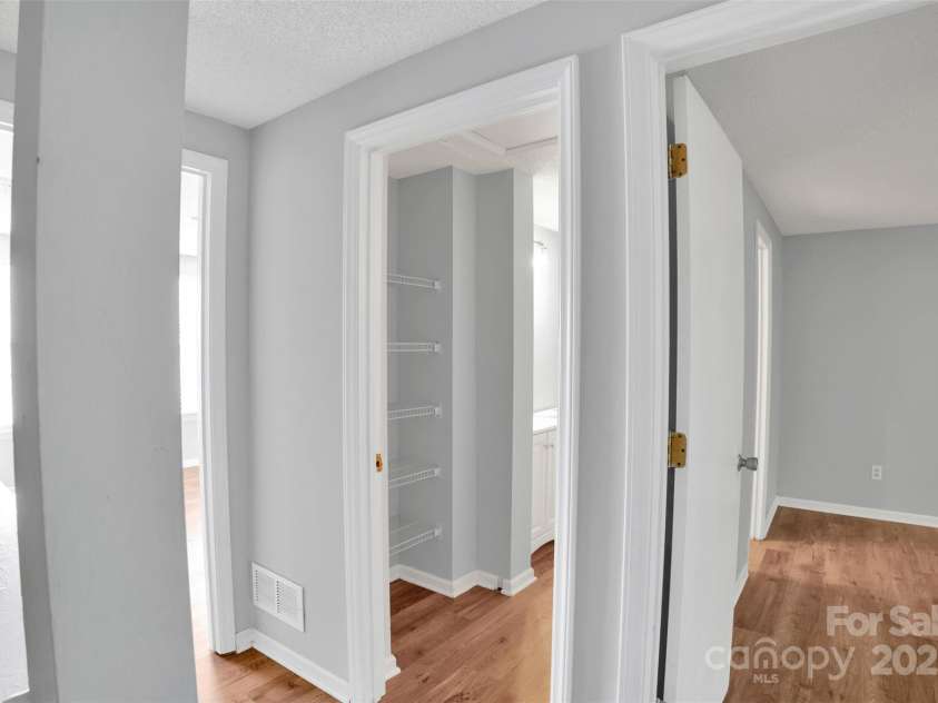 9728 Old Gate Drive, Matthews, NC 28105.  MLS# CAR4291090, YatesRealty ID 33679. 