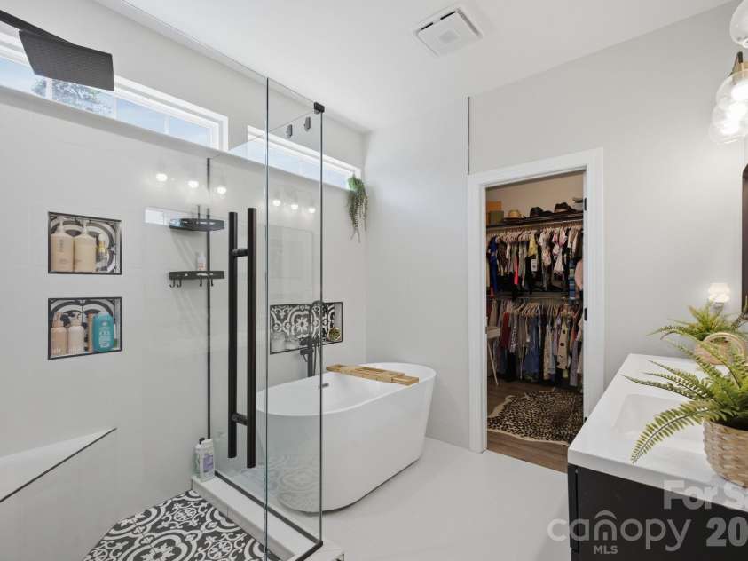 983 Jerry Lees Way, Denver, NC 28037.  MLS# CAR4394495, YatesRealty ID 33679. Primary bathroom- shower/ tub combo